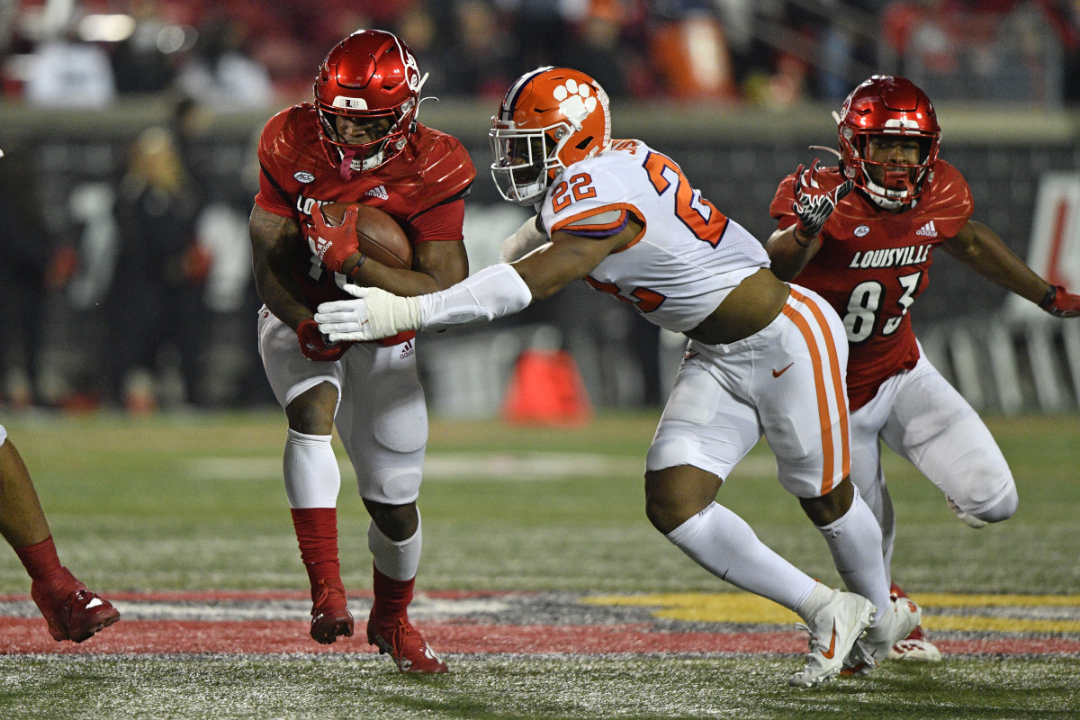 Clemson linebacker Trenton Simpson makes a tackle
